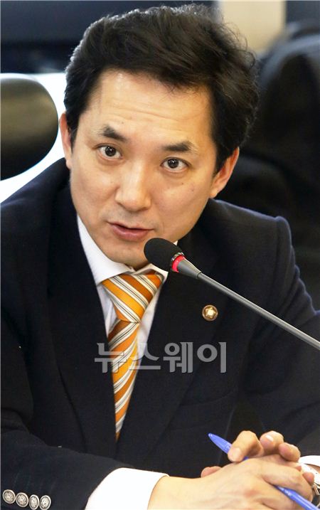 박민식 새누리당 정무위원회 간사가 7일 오후 서울 종로구 KCB 본사에서 열린 국회 정무위원회 '개인정보 대량유출 관련 실태조사 및 재발방지를 위한 국정감사 현장조사'에서 김상득 KCB 회장에게 질의하고 있다. 김동민 기자 life@newsway.co.kr