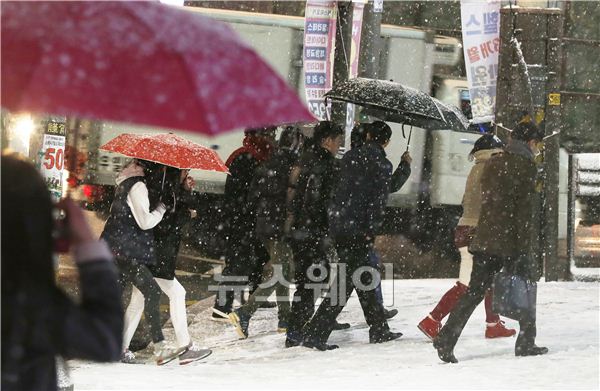 시민들이 8일 오후 서울시 마포구 서교동 홍대입구역 주변에서 우산을 착용해 눈길을 걷고 있다. 김동민 기자 life@newsway.co.kr