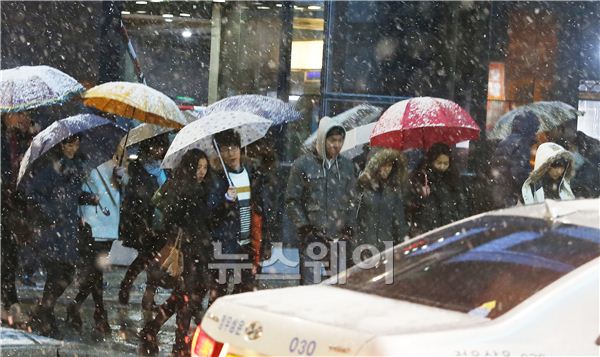 8일 오후 서울 마포구 서교동 홍대입구역 주변에서 시민들이 우산을 착용해 걷고 있다. 김동민 기자 life@newsway.co.kr