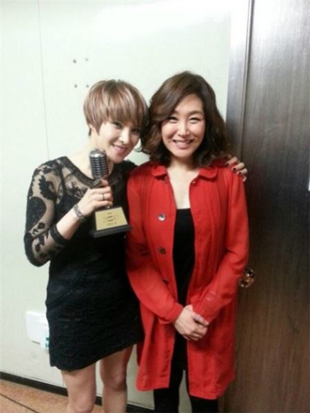 ‘불후의 명곡’ 제작진이 가수 거미의 1위 인증샷을 공개했다. 사진=불후의명곡 공식 트위터