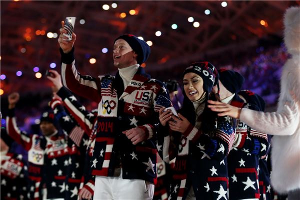 7일(현지시간) 러시아 피시트 올림픽 스타디움에서 열린 소치 동계올림픽 개막식에서 선수단 입장시 삼성전자 '갤럭시 노트 3'가 등장했다. 사진은 미국 대표선수들의 모습. 사진=게티이미지(Getty Images) 제공.