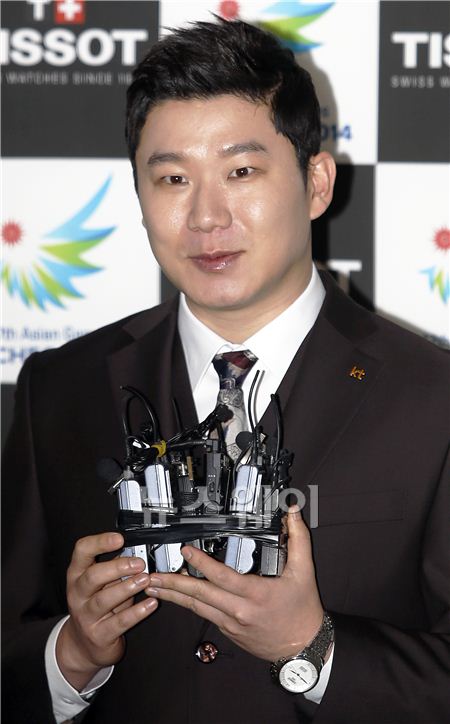 10일 오후 서울 대치동 파크하얏트 서울호텔에서 스위스 시계 브랜드 티쏘의  ‘티쏘 2014 인천아시아게임 리미티드 에디션 워치’ 출시기념행사가 열렸다. 사격선수 진종오가 포토타임에 참석해 포즈를 취하고 있다. 김동민 기자 life@newsway.co.kr