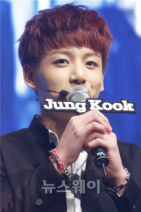 그룹 방탄소년단 정국이 11일 오후 서울 마포구 롯데카드아트센터에서 열린 미니 앨범 ‘스쿨 러브 어페어(Skool luv affair)’ 발매 쇼케이스 무대에 올라 취재진의 질문에 응답하고 있다. 이선우 기자 Sunday@newsway.co.kr