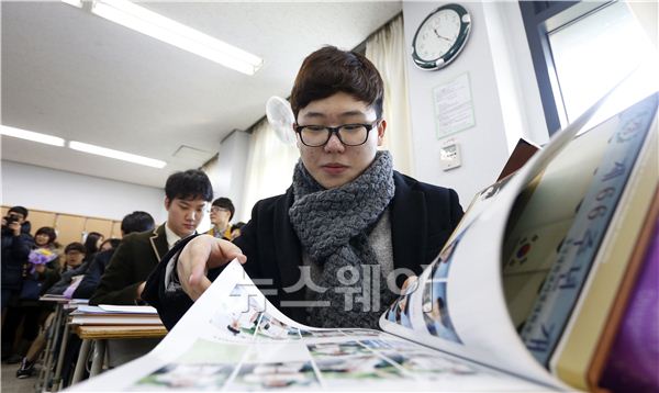 11일 오전 서울 장안동 동국대학교사범대학부속고등학교 55회 졸업식이 열렸다. 졸업식에 참석한 3학년 2반 학생이 졸업앨범을 확인하고 있다. 김동민 기자 life@newsway.co.kr