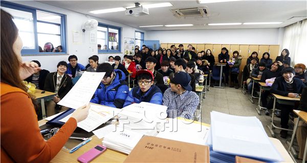 11일 오전 서울 장안동 동국대학교사범대학부속고등학교 55회 졸업식이 열렸다. 졸업식에 참석한 3학년 2반 학생이 박문희 담임 선생님(왼쪽)으로부터 마지막 종례를 듣고 있다. 김동민 기자 life@newsway.co.kr