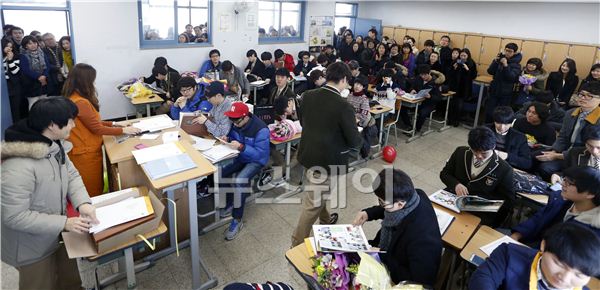 11일 오전 서울 장안동 동국대학교사범대학부속고등학교 55회 졸업식이 열렸다.  동대사대부고 3학년 2반의 졸업식장 모습. 김동민 기자 life@newsway.co.kr