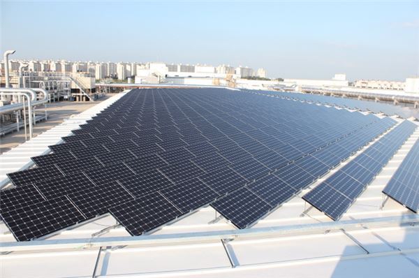 LG화학 오창공장의 지붕형 태양광 발전소 구축 사진. (사진 = LG그룹)