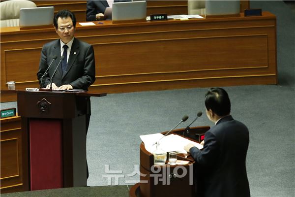 교육·사회·문화 분야에 대한 대정부질문이 12일 오전 서울 국회 본회의장에서 열렸다. 이날 대정부질문에 참석한 서남수 교육부 장관이 유승우 새누리당 의원의 질문에 답하고 있다. 이선우 기자 Sunday@newsway.co.kr