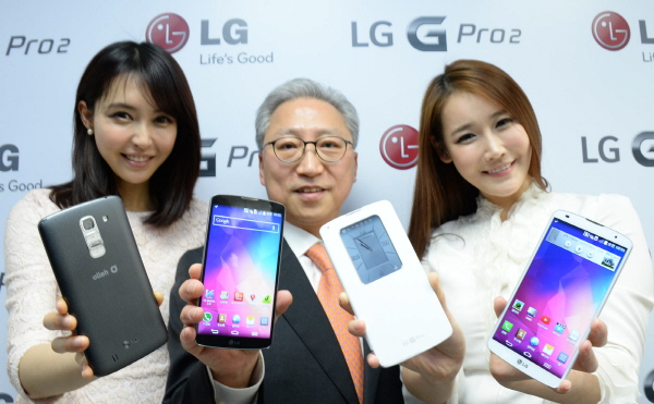 조성하 LG전자 부사장과 ‘LG G프로2’ 기사의 사진