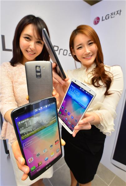 LG전자가 대화면 전략 스마트폰 'LG G프로2'를 13일 공개했다. LG전자는 이달 말부터 국내 이동통신 3사를 통해 ‘LG G프로2’ 판매를 시작할 계획이다. 사진은 13일 여의도 LG트윈타워에서 열린 신제품 공개 행사에서 모델들이 'LG G프로2'를 선보이고 있다. 사진=LG전자
