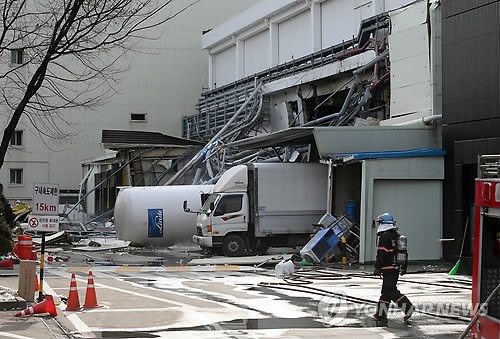 13일 오후 경기도 남양주시 도농동 빙그레 제2공장에서 액화질소 저장탱크가 폭발해 암모니아 가스가 유출되고 있다. (사진=연합뉴스)