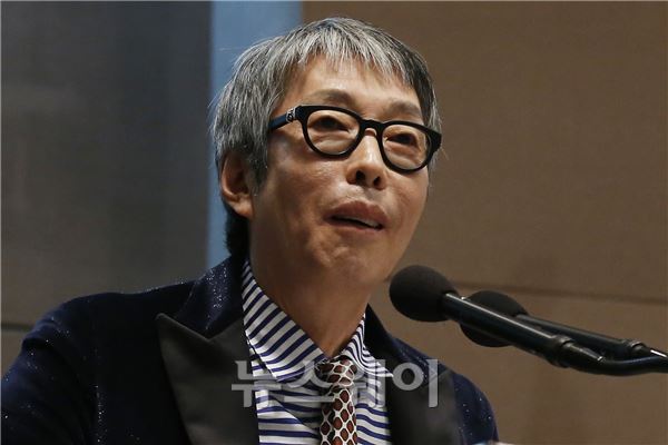 이승만 대통령을 모델로 한 영화 ‘건국대통령 이승만 영화 시나리오 심포지움’이 13일 오후 서울 중구 프레스센터에서 열렸다. 이날 심포지움에 참석한 서세원 감독이 인사말을 건네고 있다. 이선우 기자 Sunday@newsway.co.kr