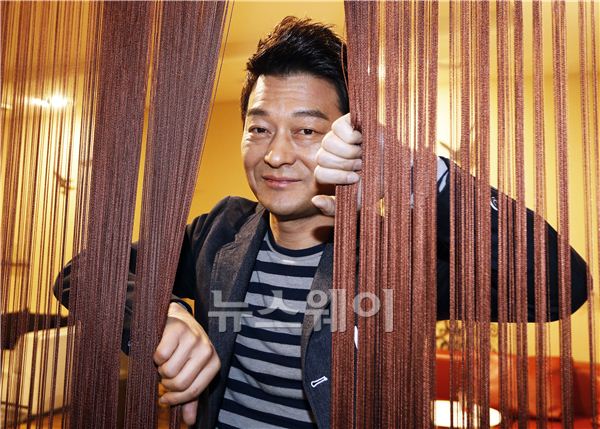 48.3%(9일 닐슨코리아 제공)의 높은 시청률로 시청자의 사랑을 받고 있는 KBS 드라마 왕가네 식구들(연출 진형욱 극본 문영남)’에서 고민중 역을 맡은 배우 조성하가 12일 오후 서울 신사동의 한 카페에서 진행된 <뉴스웨이>와의 인터뷰에 앞서 사진촬영을 위한 포즈를 취하고 있다. 김동민 기자life@newsway.co.kr