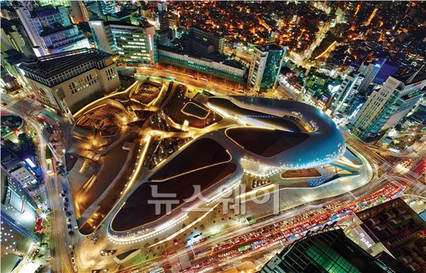 삼성물산이 시공한 세계 최대 3차원 비정형 건축물 ‘동대문디자인플라자(DDP)’ 전경. 사진=삼성물산 제공