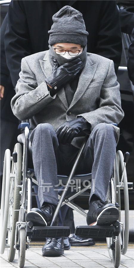 CJ그룹 비자금 조성 및 횡령·탈세 혐의로 기소된 이재현 CJ그룹 회장이 휠체어에 몸을 의지한 채 14일 오후 서울중앙지법에 출석했다. 휠체어를 탄 이재현 회장이 법원으로 이동하고 있다. 김동민 기자 life@newsway.co.kr