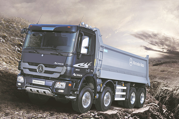 글로벌 상용차 그룹 Daimler AG사의 자회사인 다임러 트럭 코리아(주)가 550마력의 프리미엄 대형 덤프 트럭 25.5톤 Actros 3855K Tipper를 출시한다.<br />
<br />
악트로스 3855K Tipper는 프리미엄 대형 트럭의 대명사인 악트로스의 25.5톤 덤프 트럭 모델이며 한국 소비자의 니즈를 반영하여 출시된다. 사진=다임러 트럭 코리아 제공<br />
<br />
 <br />
<br />
Actros 3855K Tipper는 메르세데스-벤츠 트럭의 열정과 가치를 반영한 최첨단 안전 기술, 건설 현장 및 장거리 주행에 최적화된 파워트레인, 국내 고객들을 위한 매력적인 외관, 최고 수준의 안전성 및 편의성, 동급 최강의 퍼포먼스와 경제성을 갖추었다.<br />
<br />
 <br />
<br />
<br />
 Actros 3855K Tipper는 메르세데스-벤츠 프리미엄 대형 트럭의 명성에 걸 맞는 스타일리시한 매력적인 외관을 갖추었다. 메탈릭 바디와 블랙 색상을 적용하였다.