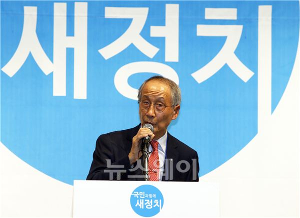 안철수 의원의 ‘새정치연합’이 17일 오후 서울 용산 백범기념관에서 중앙당 창당 발기인 대회를 열고 새로운 정치의 시작을 알렸다. 윤여준 새정치추진위원회 의장이 회의를 주재하고 있다. 김동민 기자 life@newsway.co.kr <br />
.