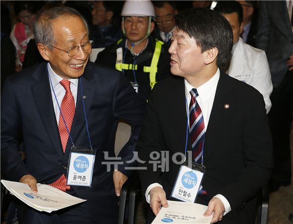 안철수 의원의 ‘새정치연합’이 17일 오후 서울 용산 백범기념관에서 중앙당 창당 발기인 대회를 열고 새로운 정치의 시작을 알렸다. 발기인 대회에 앞서 윤여준-안철수 공동위원장(오른쪽)이 대화를 나누고 있다.김동민 기자 life@newsway.co.kr