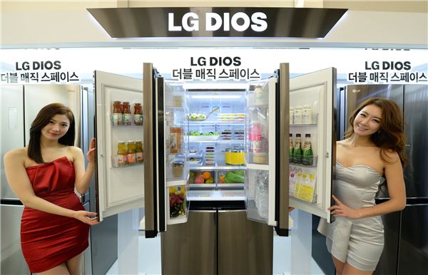 LG전자가 17일 서울 여의도 LG트윈타워에서 ‘LG 디오스 냉장고 신제품 발표회’를 열고 올해 냉장고 전략 모델 소개 및 전략을 발표했다. 사진은 LG전자 모델이 LG 디오스 더블 매직 스페이스 제품을 선보이고 있다. 사진=LG전자