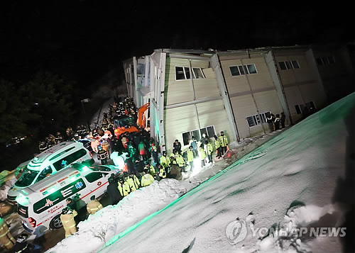 17일 오후 붕괴사고가 난 경주 마우나 리조트 붕괴 현장. 사진=연합뉴스