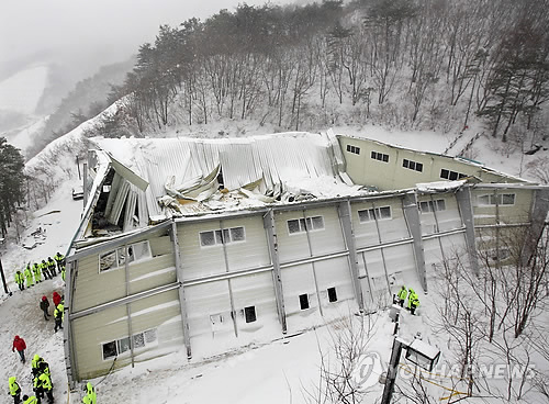 폭설에 따른 지붕 붕괴로 100여명의 사상자가 발생한 경북 경주 마우나오션리조트의 강당. 사진=연합뉴스 제공