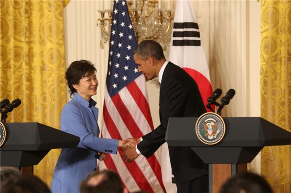 지난해 5월 한미 정상회담이 끝나고 박근혜 대통령과 버락 오바마 대통령이 악수를 나누고 있다. 사진=청와대 제공