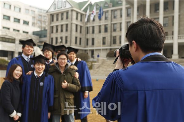 2013학년도 전기학위수여식이 열린 24일 오전 서울 성동구 한양대학교에서 졸업생들이 졸업식 기념 촬영을 하고 있다. 이선우 기자 Sunday@newsway.co.kr