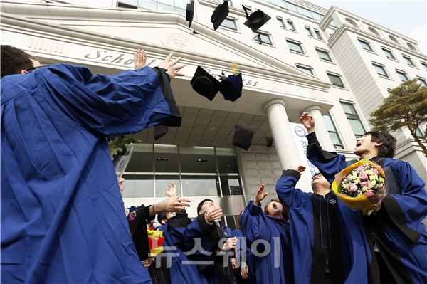2013학년도 전기학위수여식이 열린 24일 오전 서울 성동구 한양대학교에서 졸업생들이 학사모를 던지며 졸업을 축하하고 있다. 이선우 기자 Sunday@newsway.co.kr
