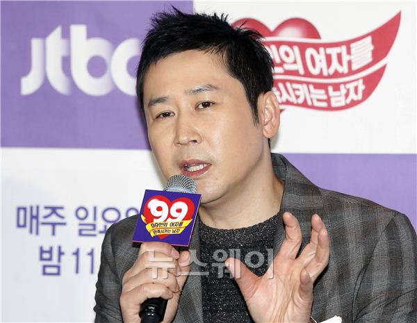 JTBC 새 예능 ‘99인의 여자를 만족시키는 남자(연출 이동희)(이하 99만남)’의 제작발표회가 20일 오후 서울 호암아트홀에서 열렸다. 99만남 제작발표회에 참석한 신동엽이 취재진의 질문에 답하고 있다. 김동민 기자 life@newsway.co.kr