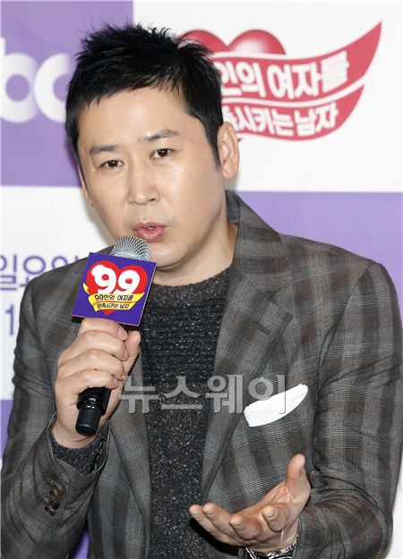 JTBC 새 예능 ‘99인의 여자를 만족시키는 남자(연출 이동희)(이하 99만남)’의 제작발표회가 20일 오후 서울 호암아트홀에서 열렸다.  99만남 제작발표회에 참석한 신동엽이 취재진의 질문에 답하고 있다. 김동민 기자 life@newsway.co.kr