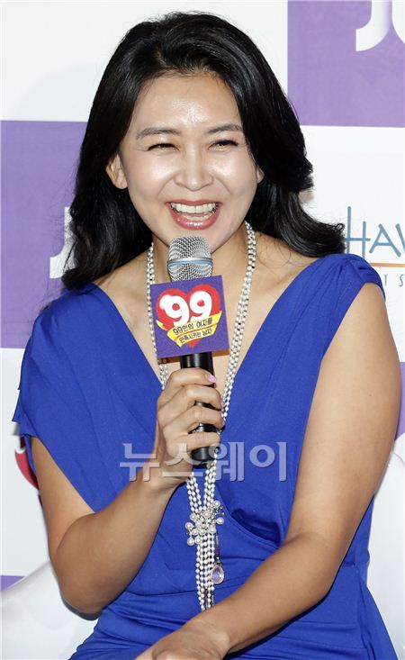 JTBC 새 예능 ‘99인의 여자를 만족시키는 남자(연출 이동희)(이하 99만남)’의 제작발표회가 20일 오후 서울 호암아트홀에서 열렸다. ‘99만남’ 제작발표회에 참석한 권정주 미스코리아 녹원회 회장이 취재진의 질문에 답하고 있다. 김동민 기자 life@newsway.co.kr