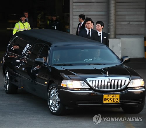 이집트 폭탄테러 현장에서 테러범을 온몸으로 막아 희생자를 줄이고 숨진 현지 가이드 제진수씨의 시신을 실은 차량이 20일 오후 인천국제공항 화물터미널을 나서고 있다. 사진=연합뉴스 제공