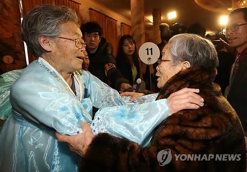 남측 상봉단의 최고령자인 김성윤(96, 오른쪽) 할머니가 20일 오후 북한 금강산호텔에서 열린 남북 이산가족 단체상봉 행사에서 동생 석려(80, 왼쪽)씨를 만나 서로 얼싸안은 채 기뻐하고 있다. 사진=연합뉴스 제공