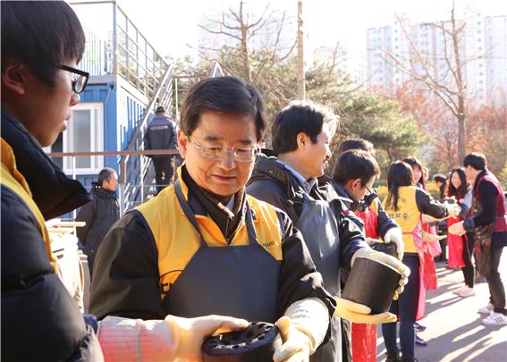 김선규 대한주택보증 사장과 직원들이 영등포 쪽방촌에서 연탄배달 봉사활동을 펼치고 있다. 사진=대주보 제공