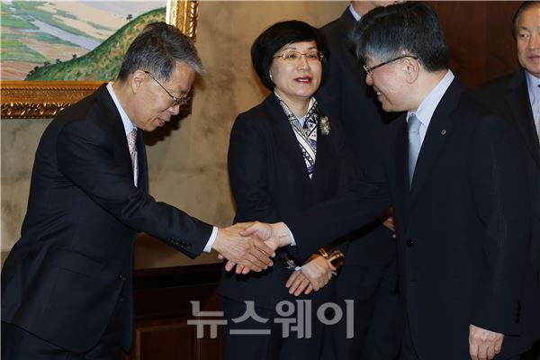 김중수 한국은행 총재가 21일 오전 남대문로 한국은행 본관에서 열린 ‘금융협의회’에 참석해 윤용로 외환은행장과 인사를 하고 있다. 이선우 기자 Sunday@newsway.co.kr