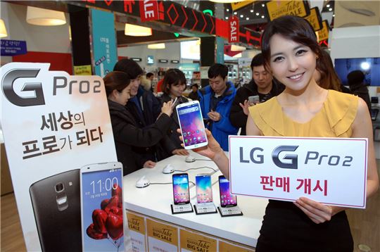 LG전자 대화면 전략 스마트폰 ‘LG G프로2’가 21일부터 국내 이동통신 3사를 통해 판매를 본격적으로 시작한다. 사진은 서울 명동 컨시어지 매장에서 모델이 'LG G프로2'를 들고 포즈를 취하고 있다. 사진=LG전자
