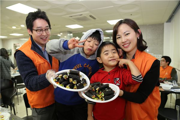 한화손해보험 봉사단은 지난 20일 서울 동작구 삼성농아원에서 청각장애아동들과 함께 요리교실 봉사활동을 가졌다.