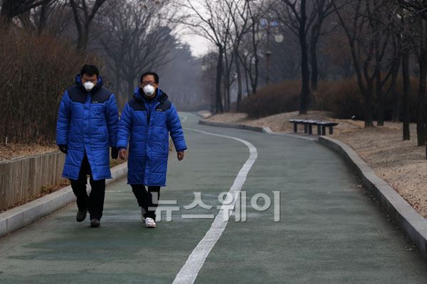 오늘 미세먼지 농도 비상에 서울 여의도공원을 들린 시민이 마스크를 쓰고 산책하고 있다. 이선우 기자 Sunday@