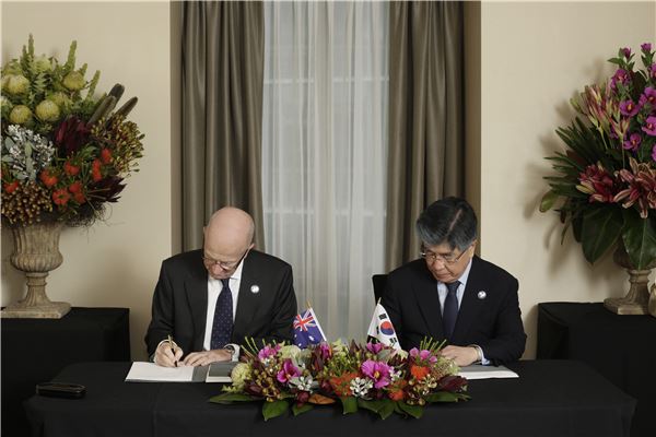 한-호주간 통화스왑을 체결을 위해 서명을 하고 있는 김중수 한국은행 총재(오른쪽와 호주중앙은행 Glenn Stevens 총재 모습. 사진= 한국은행 제공
