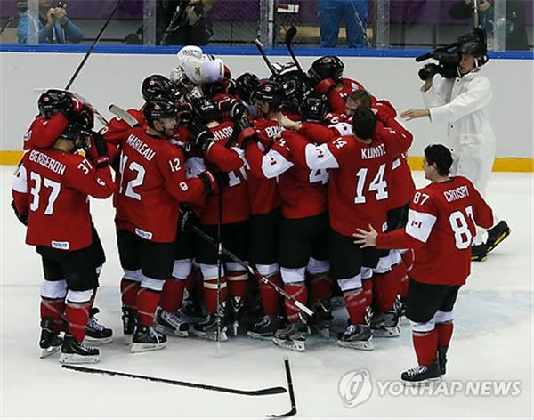 캐나다 남자 아이스하키 선수들이 스웨덴을 꺾은 후 환호하고 있다. 사진=연합뉴스 제공