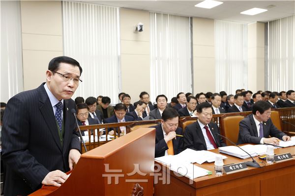 부산외대생 등 10명의 사망자를 낸 경북 경주 마우나오션리조트 붕괴사고와 관련한 ‘국회 안전행정위원회 5차 전체회의’가 24일 오전 국회 안전행정위원회에서 열렸다. 이날 전체회의에 참석한 남상호 소방방재청장이 발언을 하고 있다. 이선우 기자 Sunday@newsway.co.kr