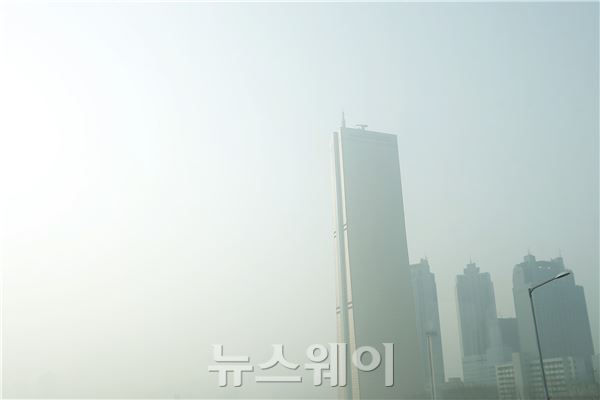 25일 오전 서울 영등포구 63빌딩이 일대가 미세먼지로 인해 뿌옇게 보인다. 이선우 기자 Sunday@newsway.co.kr