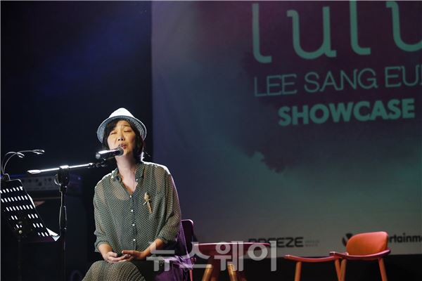 가수 이상은이 25일 오후 서울 마포구 홍대 브이홀에서 열린 15집 앨범 ‘루루(LULU)’ 발매 쇼케이스 무대에 올라 멋진 공연을 선보이고 있다. 이선우 기자 Sunday@newsway.co.kr