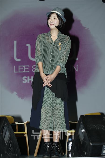 가수 이상은이 25일 오후 서울 마포구 홍대 브이홀에서 열린 15집 앨범 ‘루루(LULU)’ 발매 쇼케이스 무대에 올라 취재진을 향해 포즈를 취하고 있다. 이선우 기자 Sunday@newsway.co.kr
