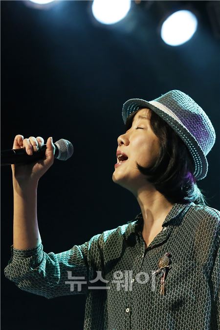 가수 이상은이 25일 오후 서울 마포구 홍대 브이홀에서 열린 15집 앨범 ‘루루(LULU)’ 발매 쇼케이스 무대에 올라 멋진 공연을 선보이고 있다. 이선우 기자 Sunday@newsway.co.kr