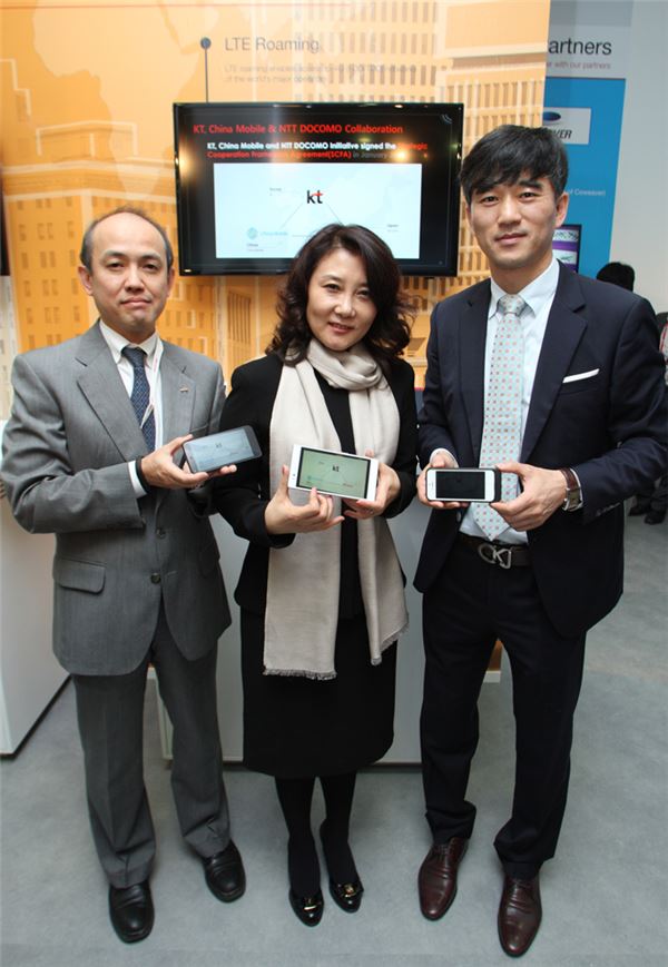 (왼쪽부터)사토루 키노시타 NTT도코모상무, 왕 홍메이 차이나 모바일 본부장, 임채환 KT 모바일 협력팀장이 MWC 2014에서 LTE 로밍 상용서비스를 선보이고 있다. 사진=KT 제공