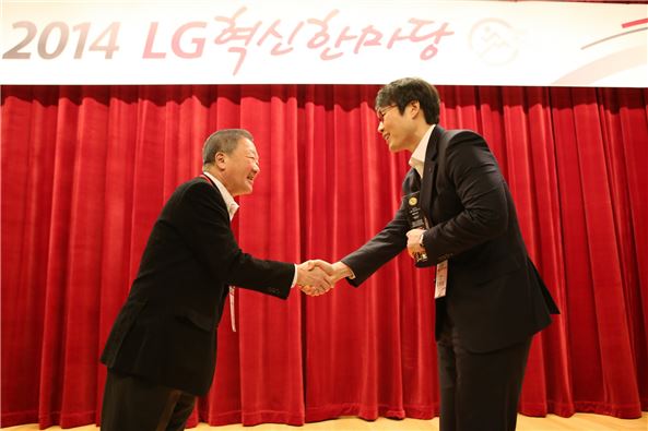 LG가 25일 서울 여의도 LG트윈타워에서 'LG혁신한마당'을 개최했다. 사진은 구본무 LG 회장(왼쪽)이  ‘일등LG상’을 수상한 LG유플러스 ‘100% LTE’팀 김유진 부장에게 상패를 수여한 뒤 악수하고 있다. 사진=LG전자
