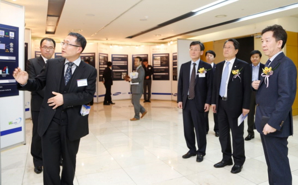 삼성전기 최치준 사장(오른쪽 첫번째)과 유장희 동반성장위원회 위원장(오른쪽 두번째)이 우수사례에 대해 설명을 듣고 있다. 사진=삼성전기 제공