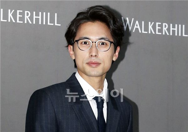 배우 최원영과 심이영의 결혼식이 28일 오후 6시 30분 서울 삼성동 코엑스 워커힐 그랜드볼룸에서 비공개로 열렸다. 배우 최원영과 심이영의 결혼식에 하객으로 참석한 유하준이 포토타임에 포즈를 취하고 있다. 김동민 기자 life@newsway.co.kr