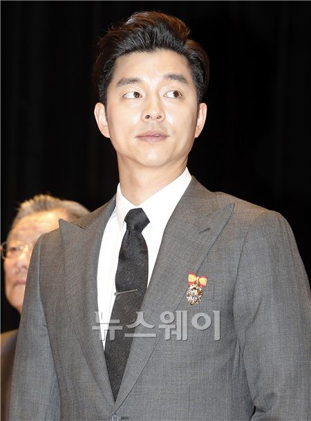 ‘제48회 납세자의 날’의  기념식이 3일 오전 서울 삼성동 코엑스 컨벤션센터 오디토리움에서 열렸다. 이날 행사에는 현오석 부총리겸 기획재정부 장관이 참석해 정부포상을 했다. 배우 공유가 현 부총리에게 대통령 표창을 수여 받고 정면을 바라보고 있다. 김동민 기자 life@newsway.co.kr